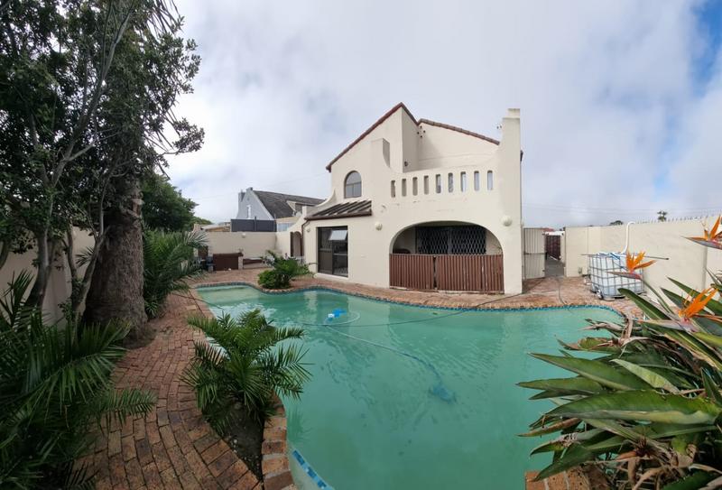 5 Bedroom Property for Sale in Grassy Park Western Cape